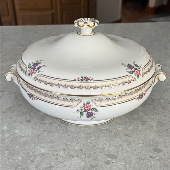 Wedgwood Other - Wedgwood Markham Vegetable Tureen